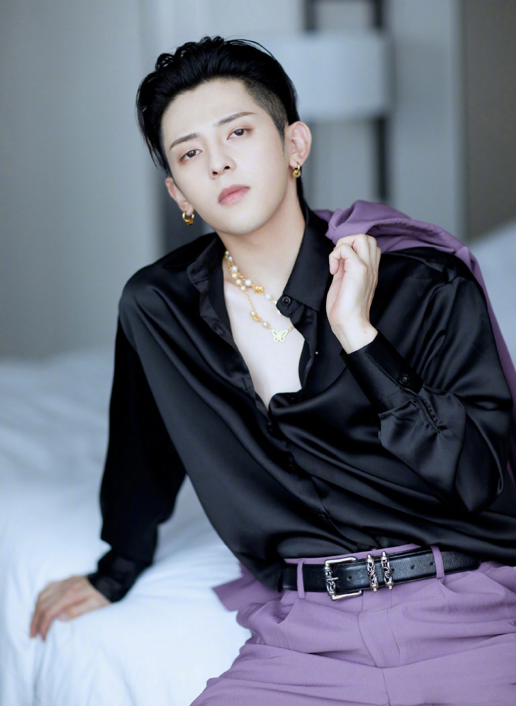 符龙飞身穿紫色西服套装搭配黑色缎面衬衫出镜_高清图集_新浪网