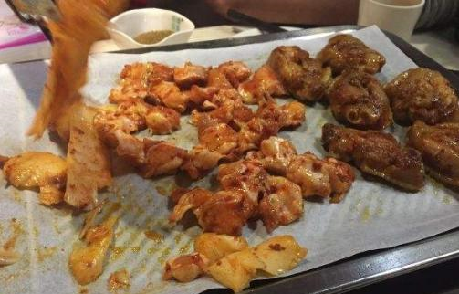 吃自助烧烤,为啥服务员总是频繁问换不换纸?里面的暗语你懂吗?休闲区蓝鸢梦想 - Www.slyday.coM 吃自助烧烤,为啥服务员总是频繁问换不换纸?里面的暗语你懂吗?休闲区蓝鸢梦想 - Www.slyday.coM