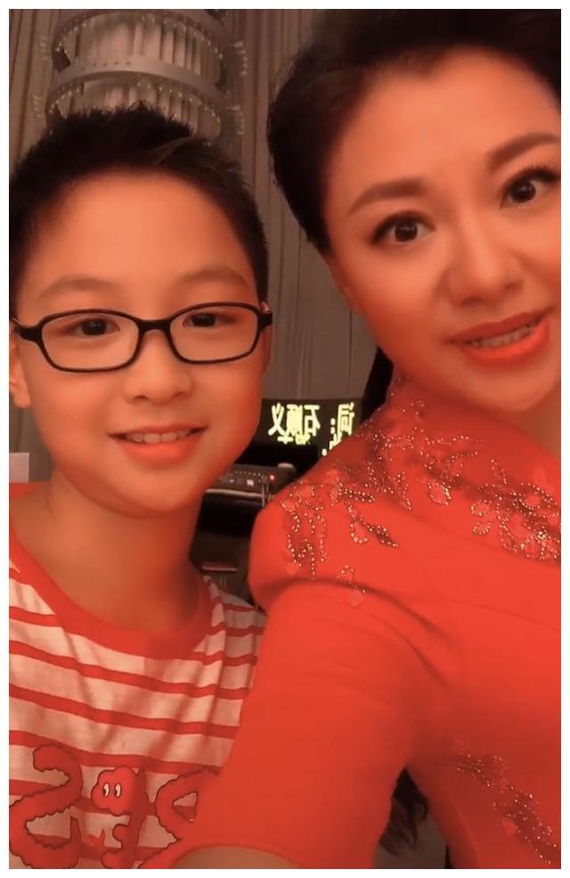 王丽达后台踢腿柔韧性惊人,41岁获聘教授,儿子颜值高屡登晚会