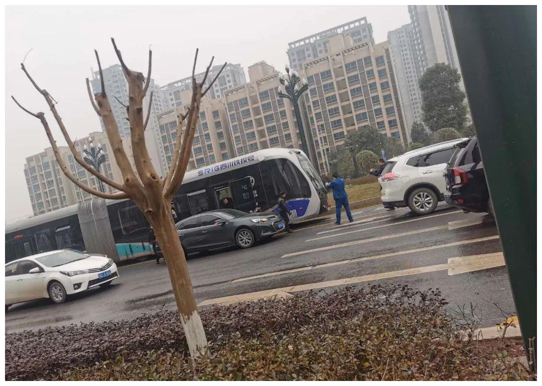 突发车祸!宜宾西区一电瓶车被智轨和小车夹在中间!__财经头条