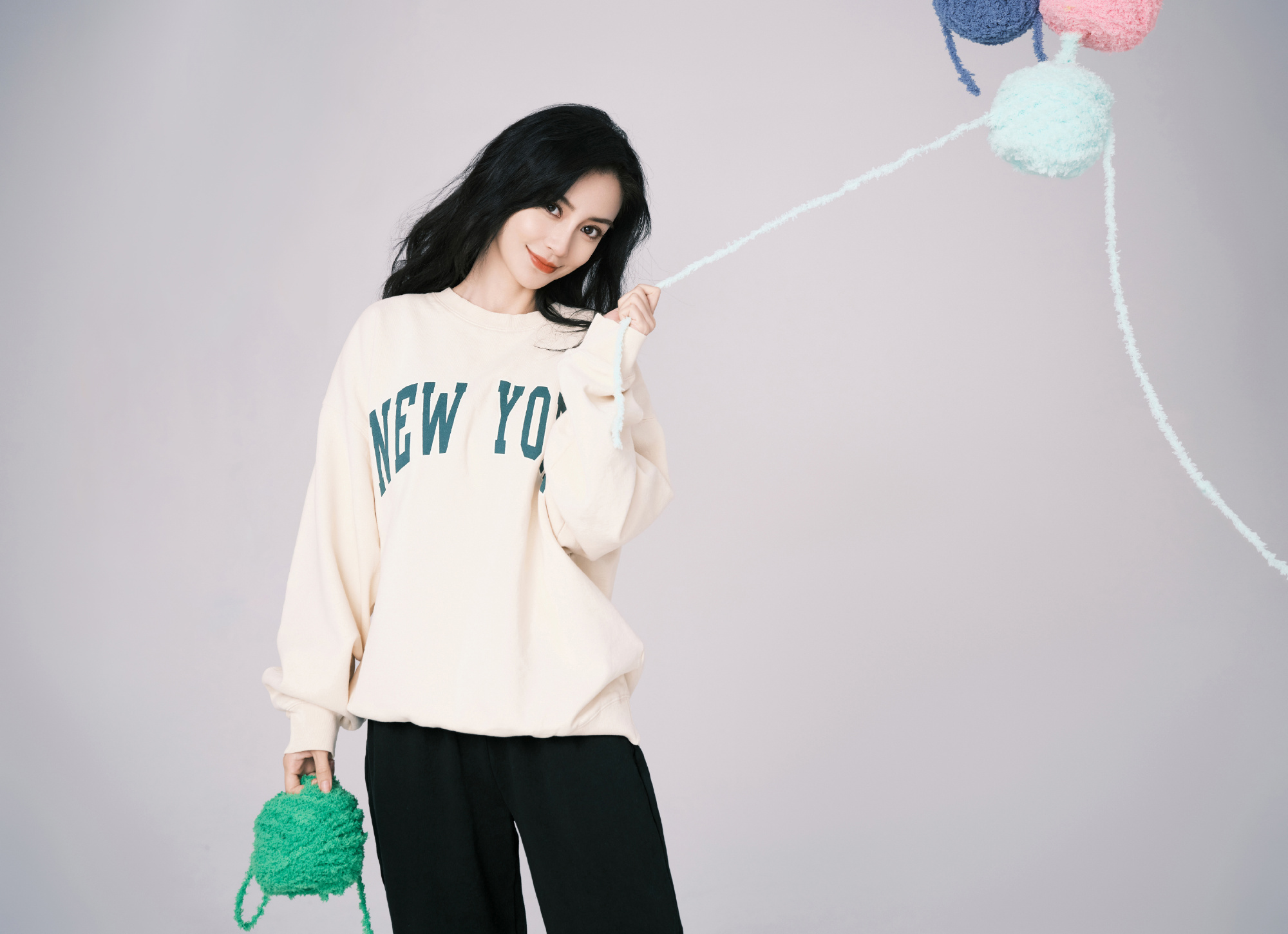 baby晒34岁生日写真穿卫衣手拿毛线球卖萌