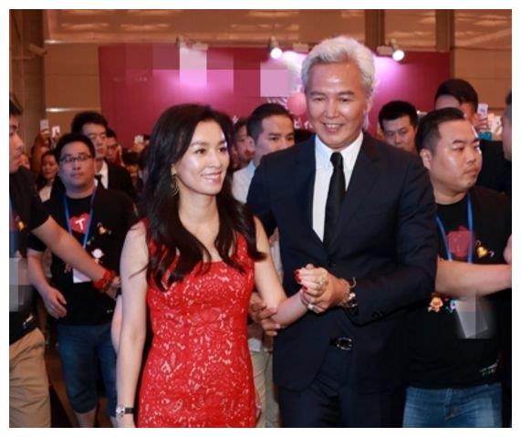 尽管当时,林瑞阳净身出户,离婚后还会每月支付曾哲贞赡养费,但是感情