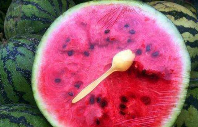 为什么超市的西瓜会切开卖?售货员亲戚:猫腻罢了,看过涨知识了休闲区蓝鸢梦想 - Www.slyday.coM 为什么超市的西瓜会切开卖?售货员亲戚:猫腻罢了,看过涨知识了休闲区蓝鸢梦想 - Www.slyday.coM