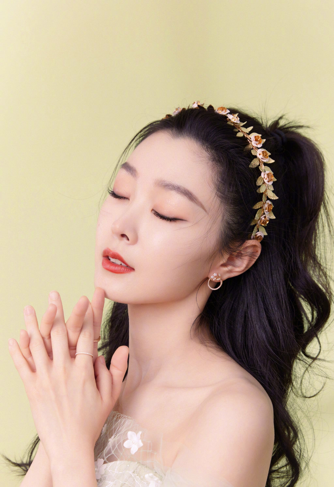 宋轶身穿amusée moi青绿色纱裙亮相春晚舞台,白花瓣点缀青纱__财经