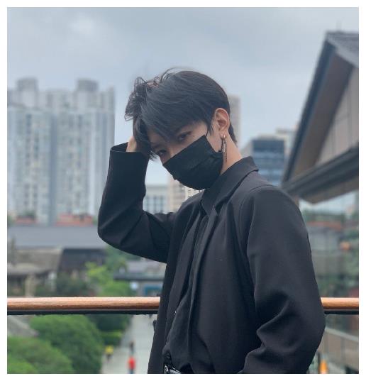 本以为摘下口罩很丑?看到七鹤大人未精修图素颜,女粉:我失恋了