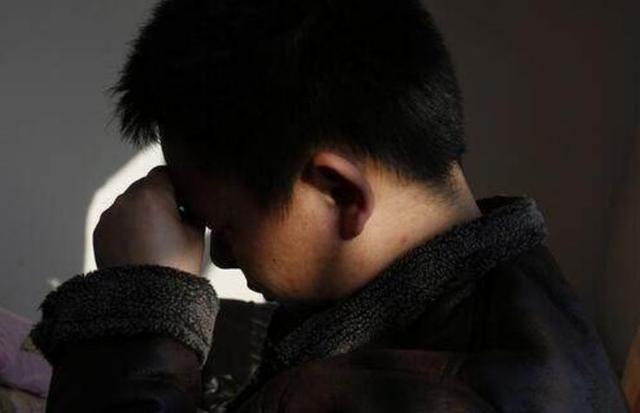 男子每月寄钱,回家却见女儿瘦得皮包骨,小侄儿说句话,父亲哭了休闲区蓝鸢梦想 - Www.slyday.coM 男子每月寄钱,回家却见女儿瘦得皮包骨,小侄儿说句话,父亲哭了休闲区蓝鸢梦想 - Www.slyday.coM