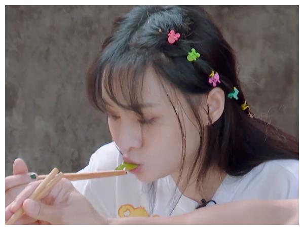 郑爽不吃肉单独开小灶张新成夸她身材棒谭松韵饭量比男生还大