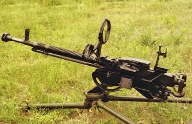 而真正的高射机枪是这样的:上面安装的就不是当年标配的m73,7.