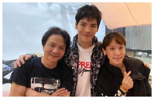 郭碧婷出月子后带女儿回娘家调养,郭爸爸晒照曝光外孙女保健品