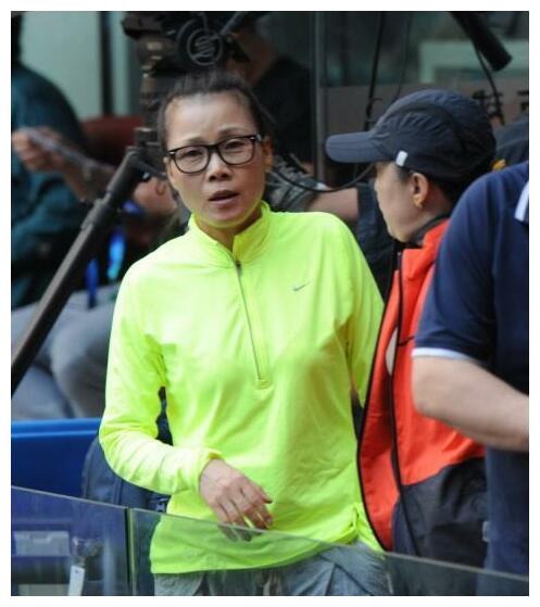 51岁田震和老公恩爱生活照曝光,因病放弃唱歌感谢老公不离不弃