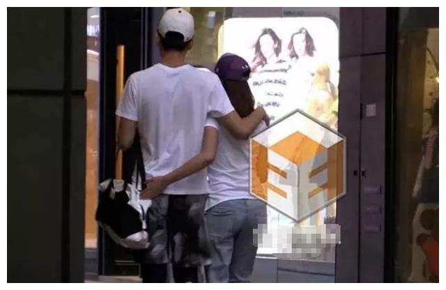 于小彤携娇小妹子吃火锅 外表清纯举止社会 四段感情皆是姐弟恋 财经头条 于小彤携娇小妹子吃火锅 外表清纯举止社会 四段感情皆是姐弟恋 财经头条