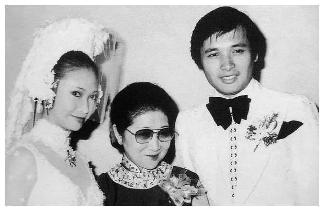 74岁影后萧芳芳的精彩人生和李连杰亲如母子周星驰崇拜她