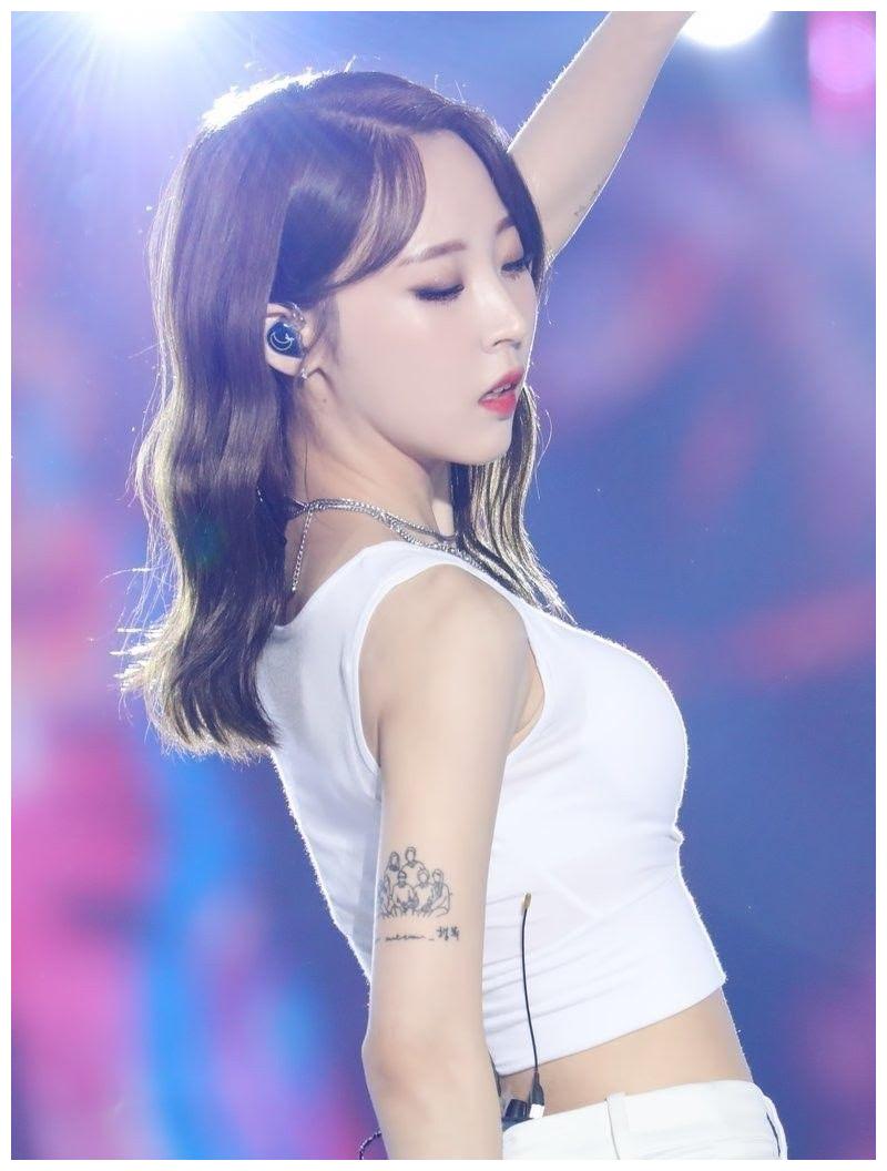 mamamoo的玟星辉人有10多个纹身,如她前臂上的两只彩色蝴蝶和手上的