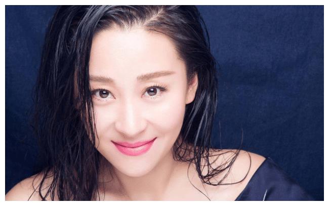 苗圃自身的颜值就是很高的,并且还拥有很好的演技,她出道很早在22岁