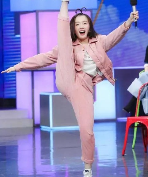 李浩菲有多豪放?上来就问客人是否单身,一旁黄晓明反应太真实