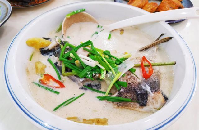 煮鱼时,怎么熬都不白,只要加1点"它",汤白如牛奶,孩子爱吃