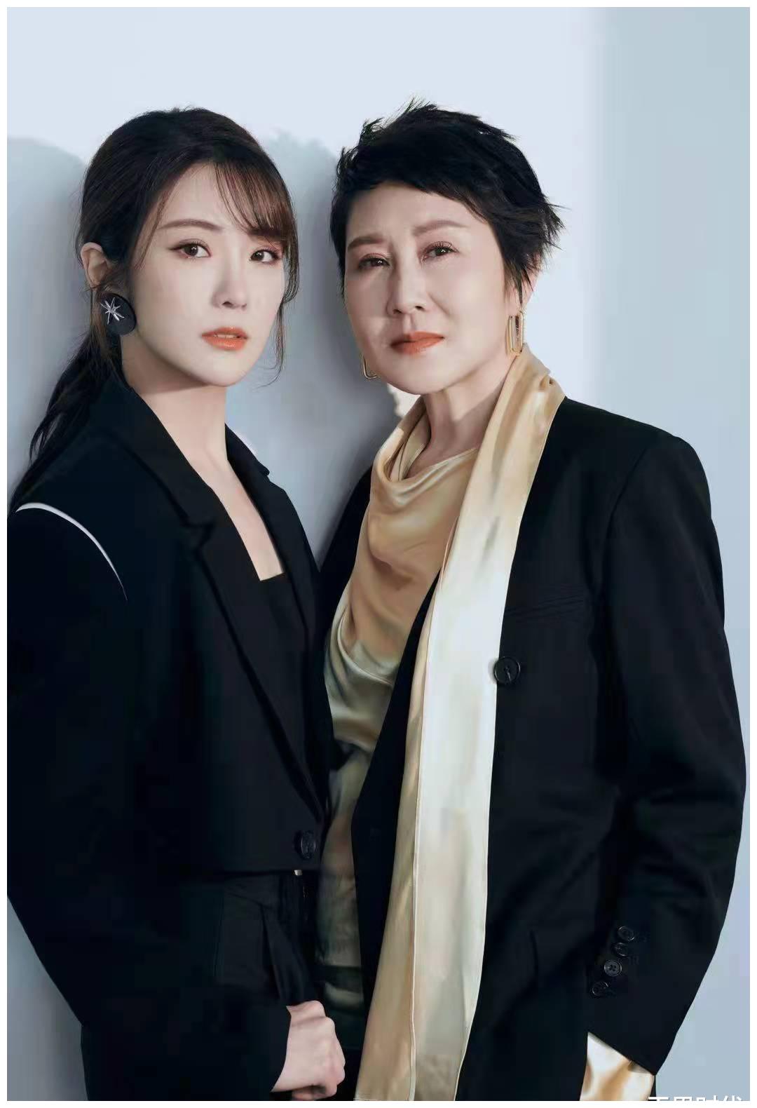 与女儿同框气质端庄,套装造型利落大气|套装|张凯丽|女儿_新浪新闻