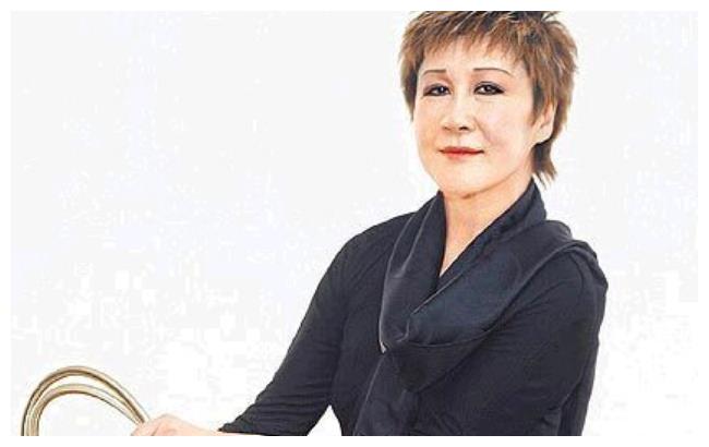 丁佩有着显赫的家庭背景,表演更是性感妩媚,为人毅力坚强!