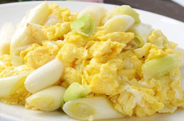 难怪饭店的大葱炒鸡蛋好吃,多放了这2样,葱香四溢,软嫩鲜香