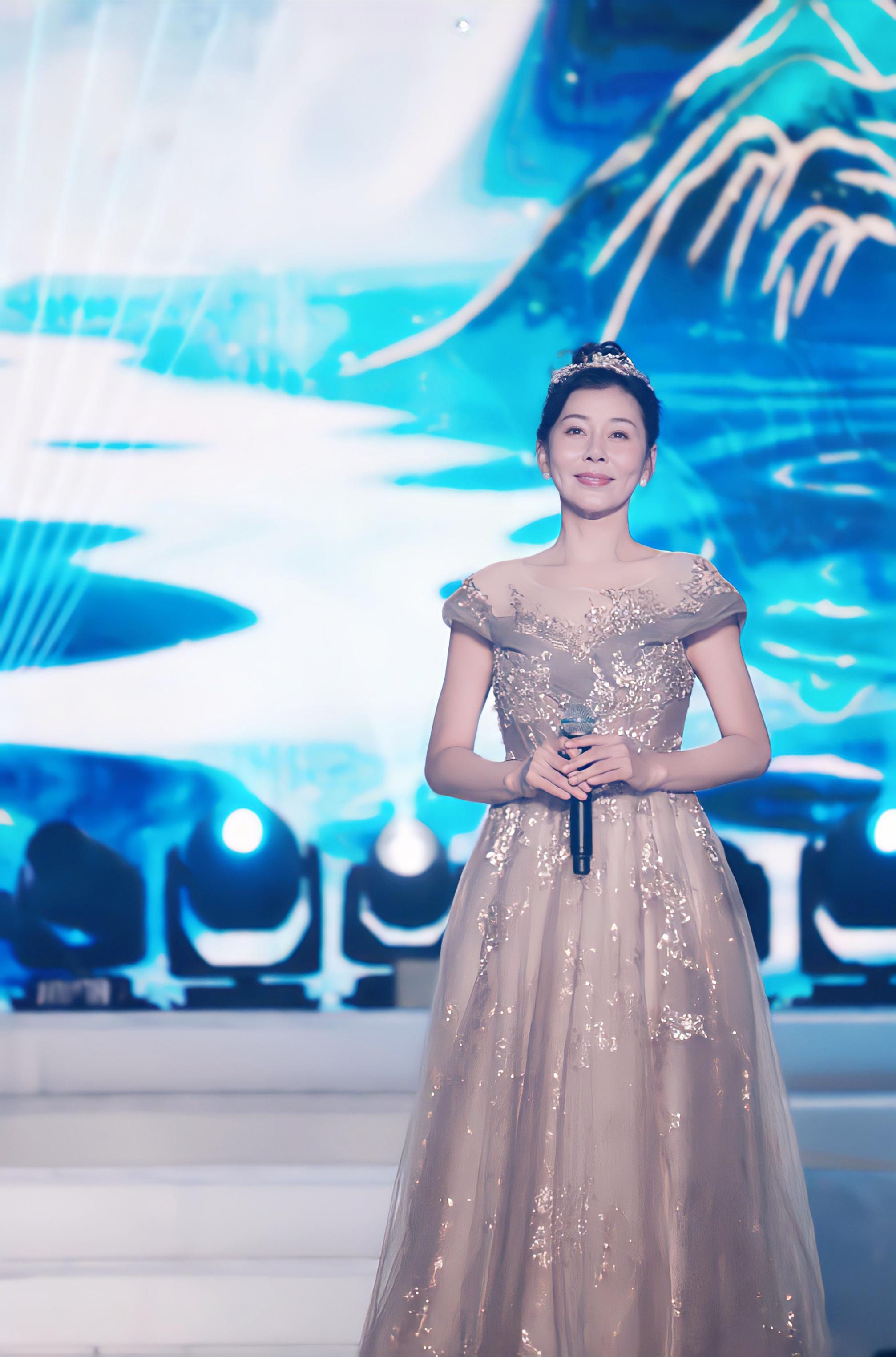 张雅萌亮相海南春晚高贵大气彰显气质