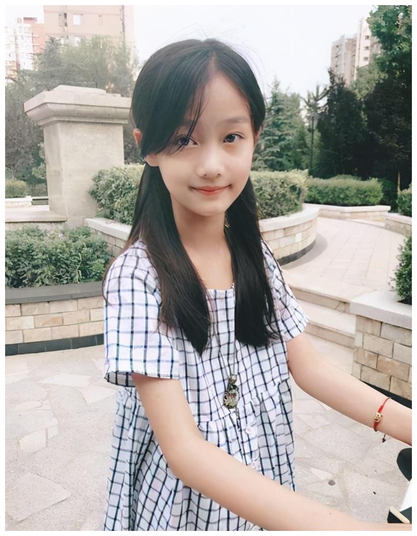 赵薇"女儿"出落成大姑娘了,标准初恋脸,大长腿吸睛又美又飒|纪姿含