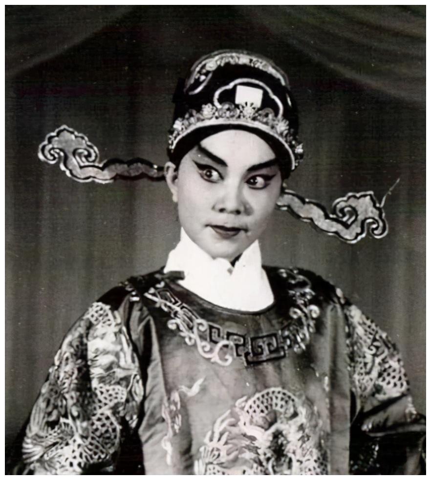 洪雪飞:凭"阿庆嫂"爆红全国,却命丧新疆,丈夫为她建陈列馆