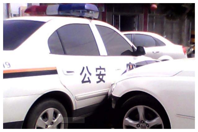 北京发现一辆私家车车上写着淡定两字交警走喝茶去