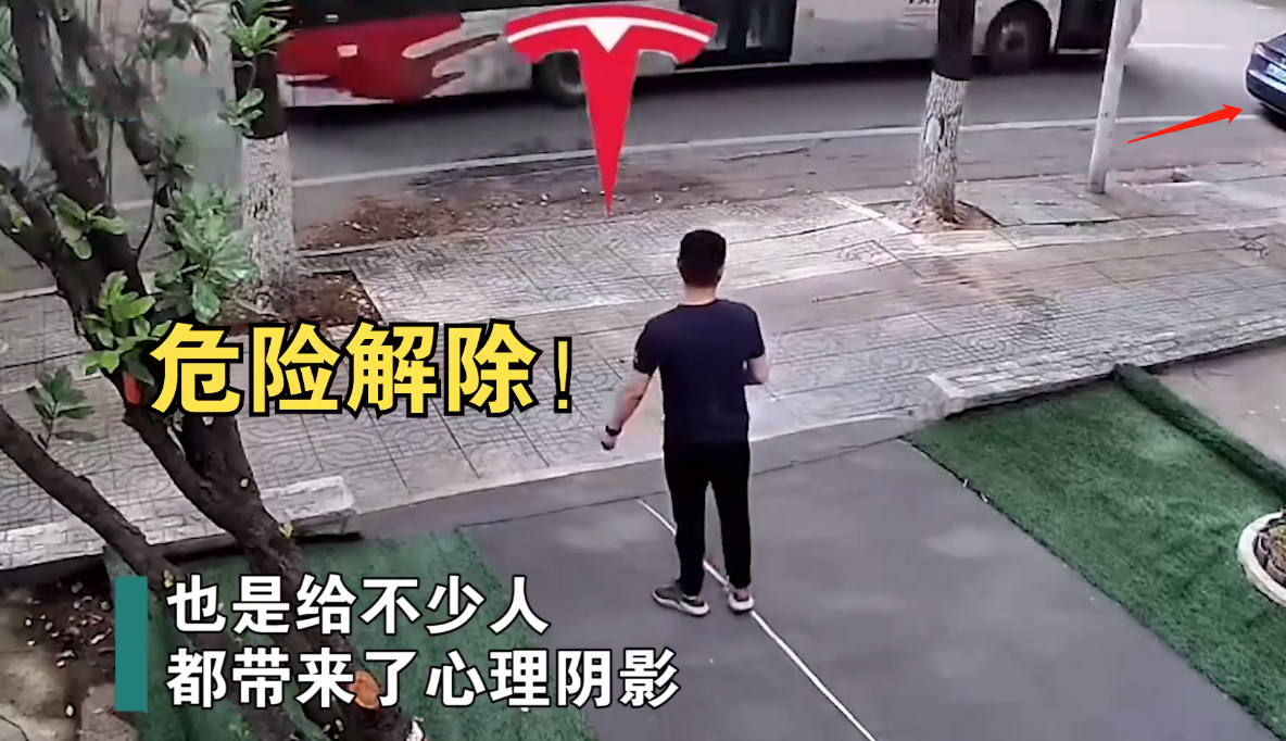 男子蹲路边玩手机,见特斯拉到来迅速起身,一番操作侮辱性极强休闲区蓝鸢梦想 - Www.slyday.coM 男子蹲路边玩手机,见特斯拉到来迅速起身,一番操作侮辱性极强休闲区蓝鸢梦想 - Www.slyday.coM