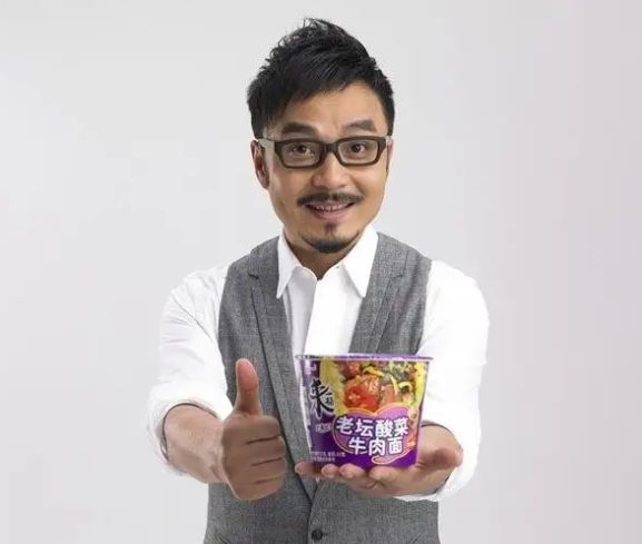 汪涵代言酸菜面翻车网友翻出早年花絮视频吃到嘴边就吐了