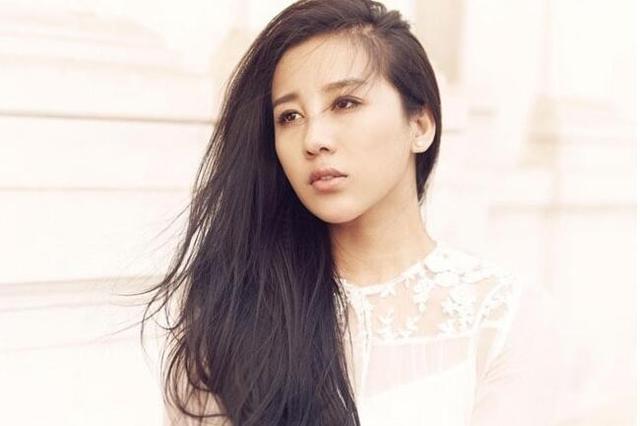 36岁歌手张冬玲大变样,尖下巴大眼像网红,与阿宝关系aim不清?