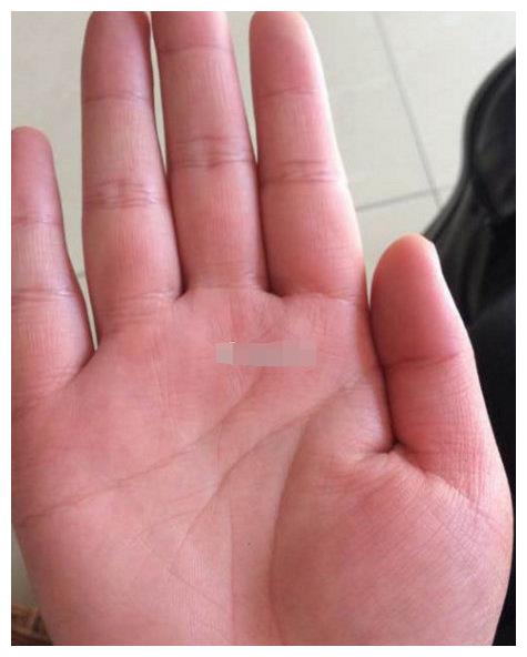 看相:中指有女字纹,因女人而富,鼻梁挺直,大器晚成之人