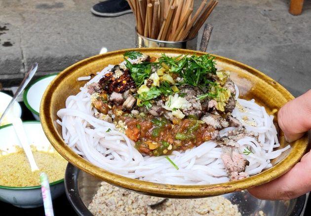 这个夏天,来一碗酸爽的火烧肉米线:让全身的食欲燃起来