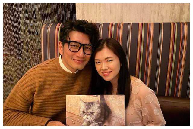 恭喜!tvb51岁不老男神袁文杰低调领证,却避谈妻子曾离婚