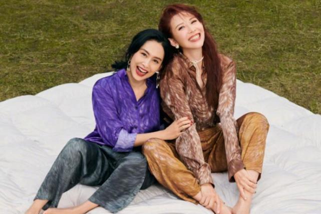 黄贯中晒照为老婆庆生朱茵素颜出镜状态好两人撅嘴亲吻好甜蜜