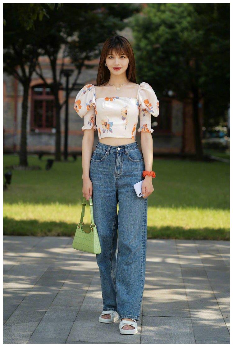 蓝色直筒牛仔裤搭配一双白色拖鞋清凉舒适逛街不累