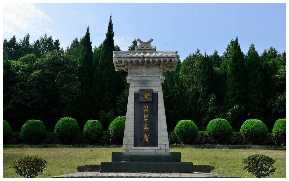 其实,当秦二世胡亥下旨停止修建骊山陵时,这座庞大的陵墓并没有完全