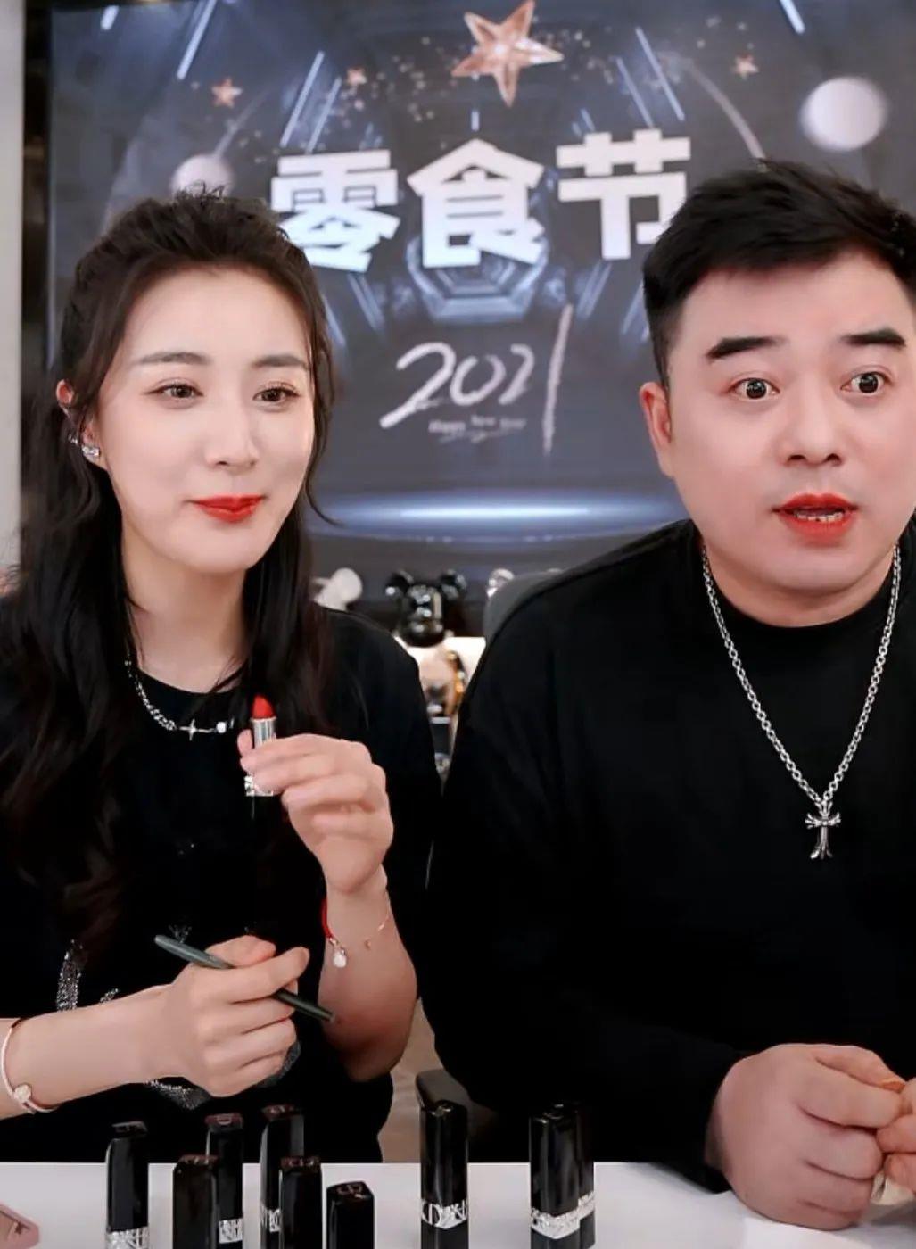 薇娅罕见秀恩爱,跟老公直播涂口红互怼,董海锋甘做其背后的男人