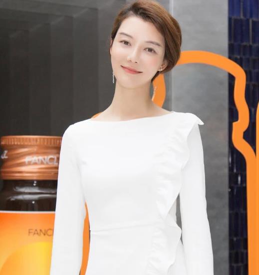 车晓大胆剪短发38岁瘦成火柴人难怪离婚8年还没新恋情