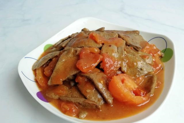 春天养肝,猪肝就是不错的选择,适当的吃一些猪肝有养血,明目,补肝