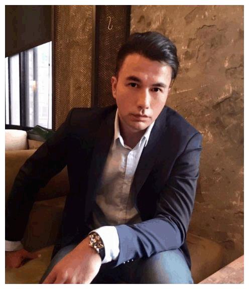 这几年黄志玮也有新的作品,在减肥后穿上西装的他,更显帅气稳重.