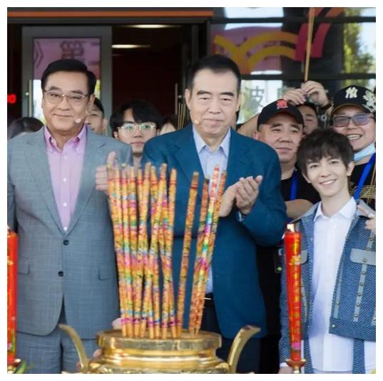 站在尔冬升陈凯歌两位180身边郭敬明展现最萌身高差