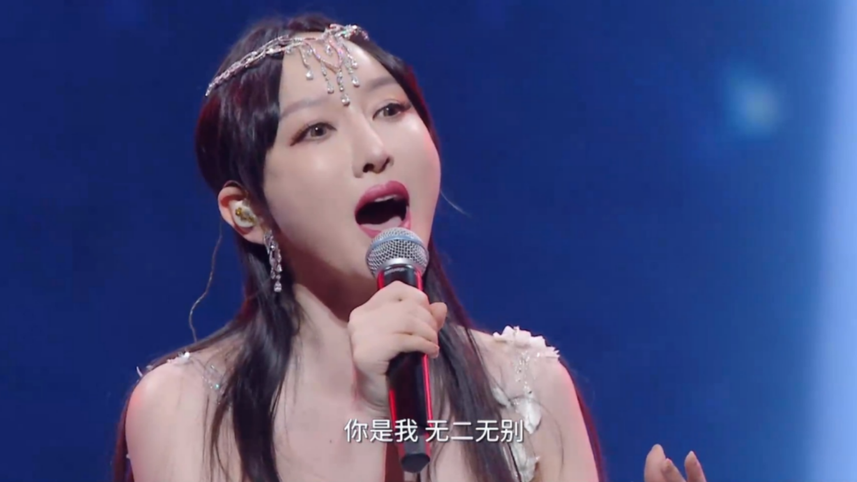 萨顶顶唱功有多强?世界级唱功太妖孽,用实力逆转"假唱"事件__财经头条