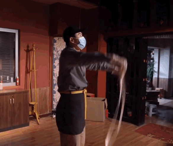 张哲瀚 娱乐圈在逃拉面师傅 奇奇怪怪的技能又增加了 张哲瀚 拉面 娱乐圈 新浪新闻 张哲瀚 娱乐圈在逃拉面师傅 奇奇怪怪的技能又增加了 张哲瀚 拉面 娱乐圈 新浪新闻