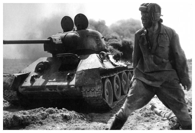 《鬼战车t-34》剧照,著名的t-34/76型坦克,因其两舱盖设计,俗称"米