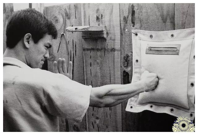 一组李小龙的珍贵训练照:背部肌肉夸张,图11可能是其猝死原因