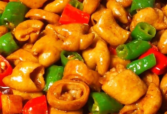 猪大肠有很多种吃法,比如卤水大肠,爆炒大肠,酸菜炒大肠,香辣肥肠等等