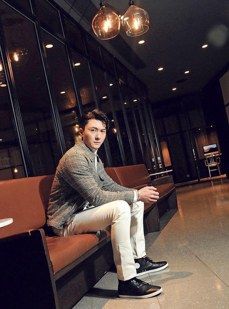 王浩信蔡思贝获最佳男女主妻子陈自瑶表情耐人寻味绯闻成真