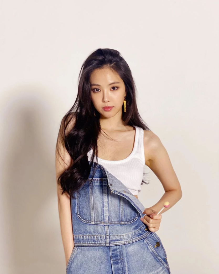 1/ 6a pink成员孙娜恩sns发近照秀多样魅力2/ 6a