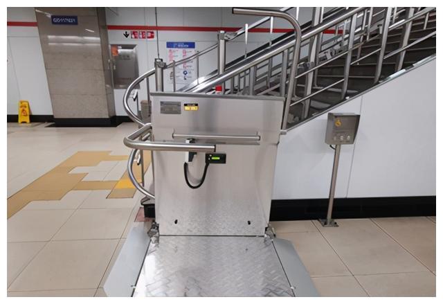 可让轮椅直接"出入"车站 无障碍升降平台关爱残障人士