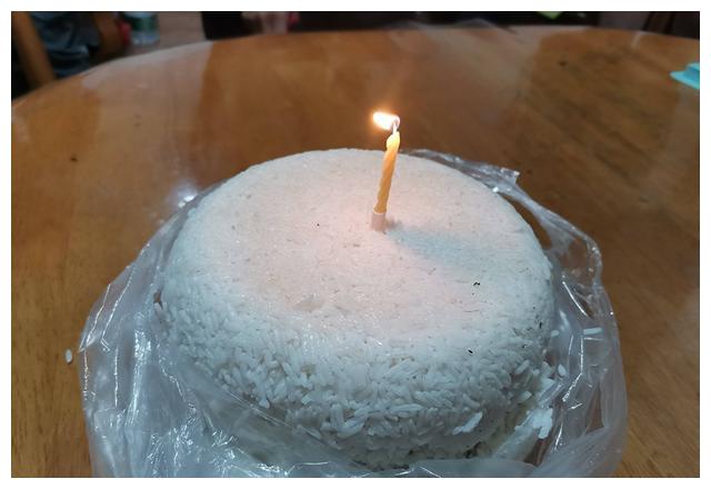 穷人的生日蛋糕,有对比才有伤害,网友这款,赢得掌声雷鸣